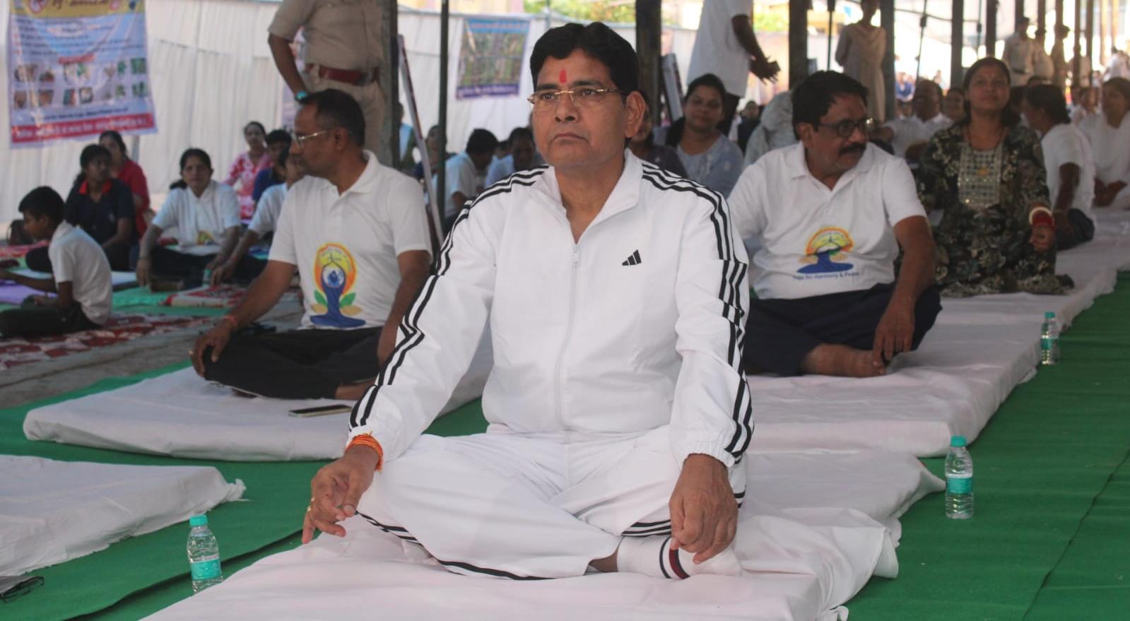 छत्तीसगढ़ महतारी और भगवान धनवंतरि की वंदना से सारंगढ़ में योग दिवस का शंखनाद…