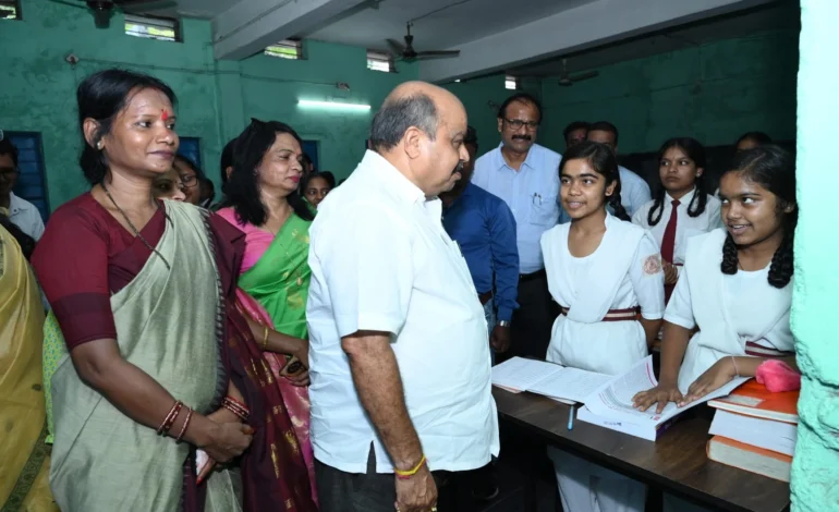 विद्यालय भवन का निरीक्षण करने पहुंचे विधायक पुरंदर मिश्रा, नए भवन निर्माण का दिया भरोसा…