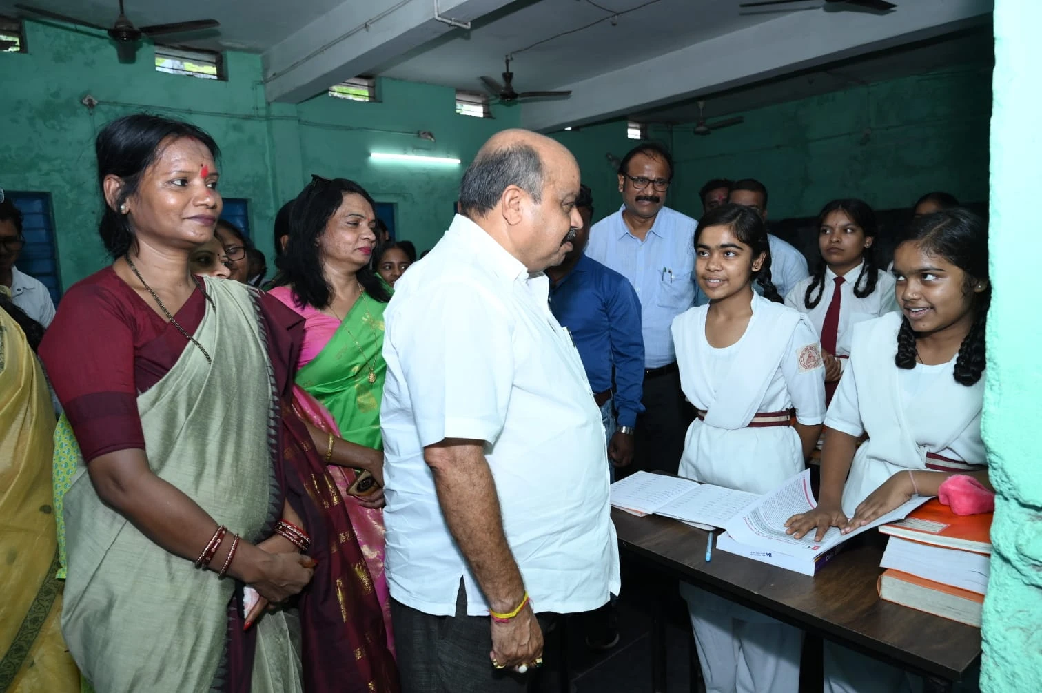 विद्यालय भवन का निरीक्षण करने पहुंचे विधायक पुरंदर मिश्रा, नए भवन निर्माण का दिया भरोसा…