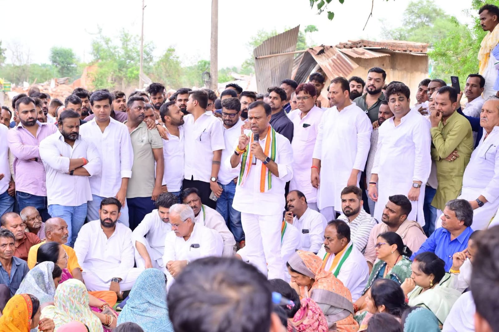 पीसीसी अध्यक्ष दीपक बैज, पूर्व मुख्यमंत्री भूपेश बघेल सहित वरिष्ठ नेता पहुंचे नकटी के प्रभावितों से मिलने…
