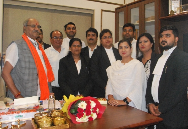 रायपुर अधिवक्ता संघ के नवनिर्वाचित पदाधिकारियों ने सांसद बृजमोहन अग्रवाल से की सौजन्य मुलाकात…