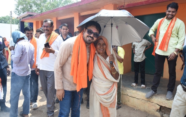 भीषण गर्मी में भी थमा नहीं जनसंपर्क: धरसींवा विधायक अनुज शर्मा ने संभाला मोर्चा, गांवों में किया घर-घर जनसंवाद…
