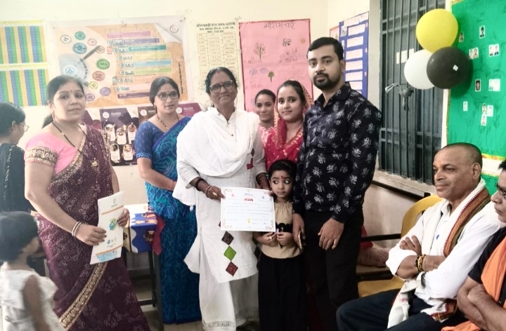 आंगनबाड़ी केंद्र में आकलन पत्र एवं विद्या आरंभ सर्टिफिकेट वितरण कार्यक्रम का हुआ आयोजन…