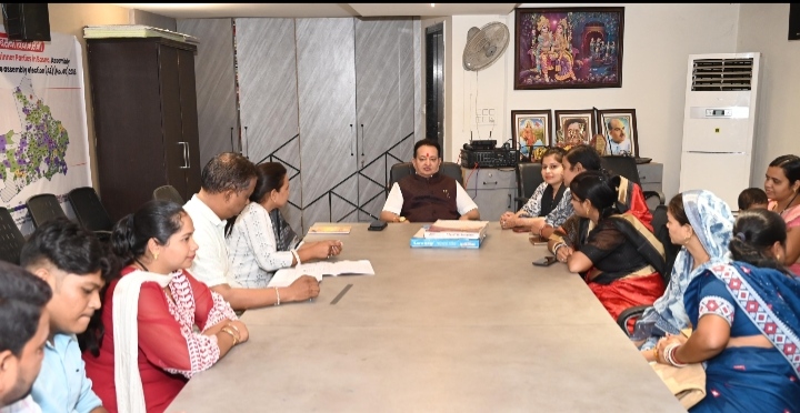 बसना विधायक कार्यालय में जिला स्तरीय महिला सम्मेलन हेतु विशेष बैठक संपन्न, विधायक डॉ. संपत अग्रवाल ने रूपरेखा तैयार कर दिए आवश्यक निर्देश…