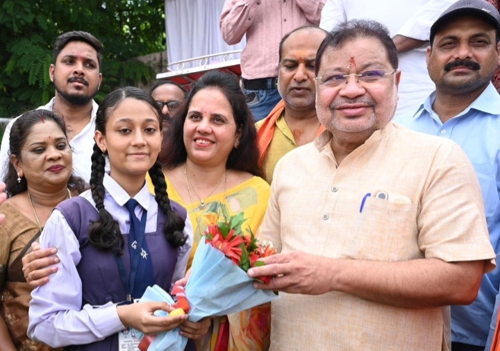 शाला प्रवेशोत्सव पर दक्षिण विधायक सुनील सोनी और महापौर मीनल चौबे ने कुशालपुर स्कूल पहुंचकर 2 वार्डो में लगभग 70 लाख के नये विकास कार्यों का भूमिपूजन कर दी अनुपम सौगात…