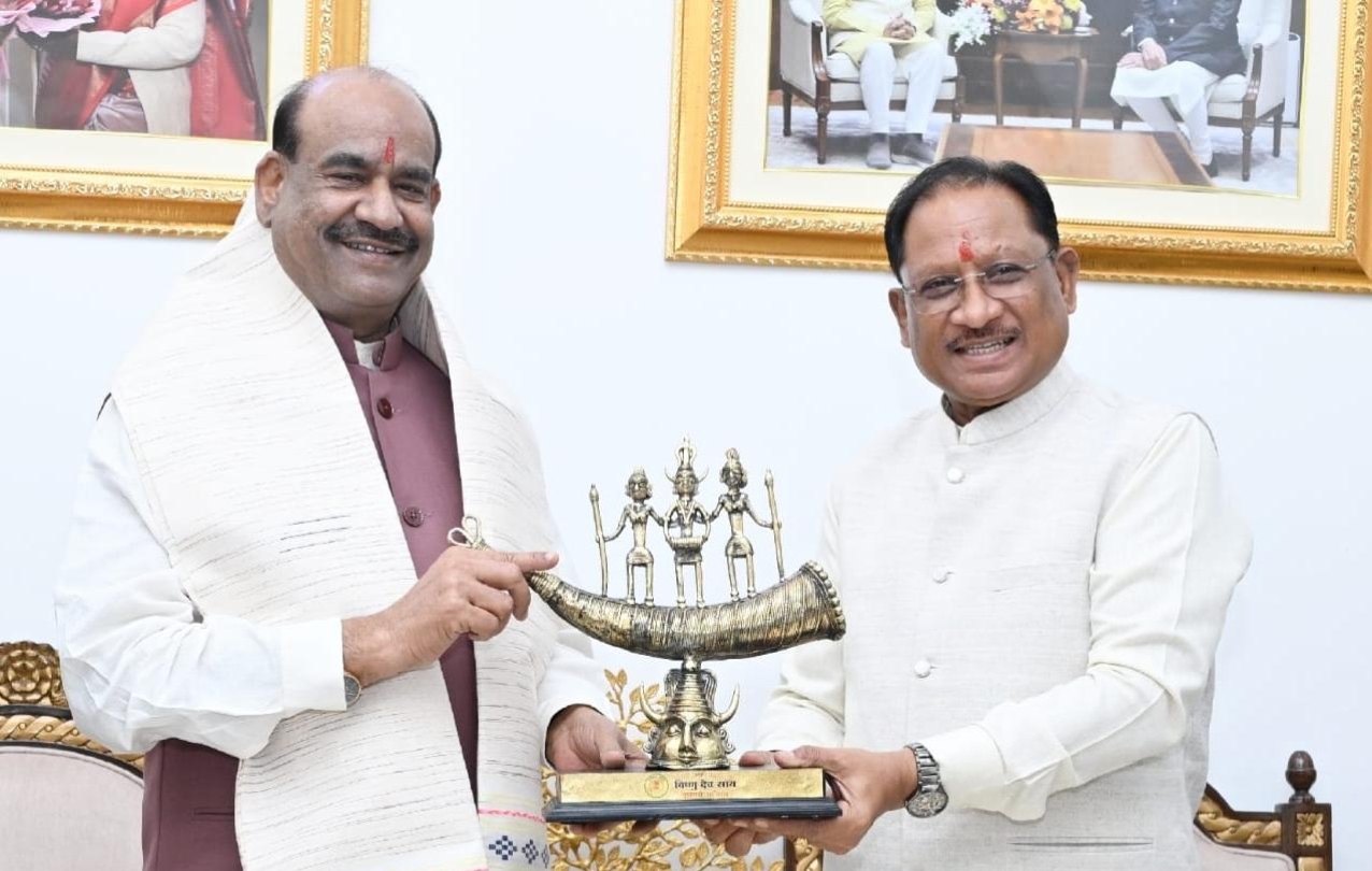 लोकसभा अध्यक्ष ओम बिरला ने मुख्यमंत्री विष्णु देव साय से की सौजन्य भेंट…