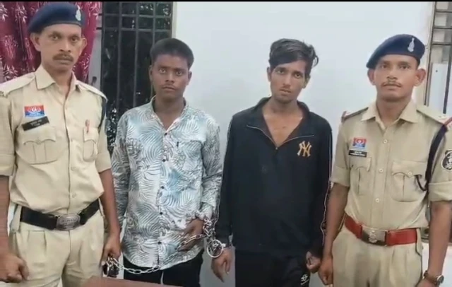 सार्वजनिक स्थान पर धारदार चाकू लहराकर लोगों को डराने-धमकाने वाले 02 आरोपी गिरफ्तार…