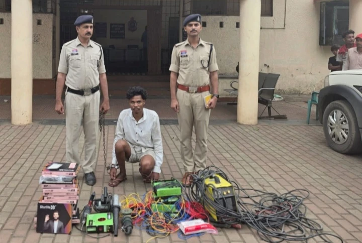 कम्पनी में चोरी की घटना को अंजाम देने वाले 01 आरोपी एवं विधि के साथ संघर्षरत 04 बालक सहित कुल 05 गिरफ्तार…