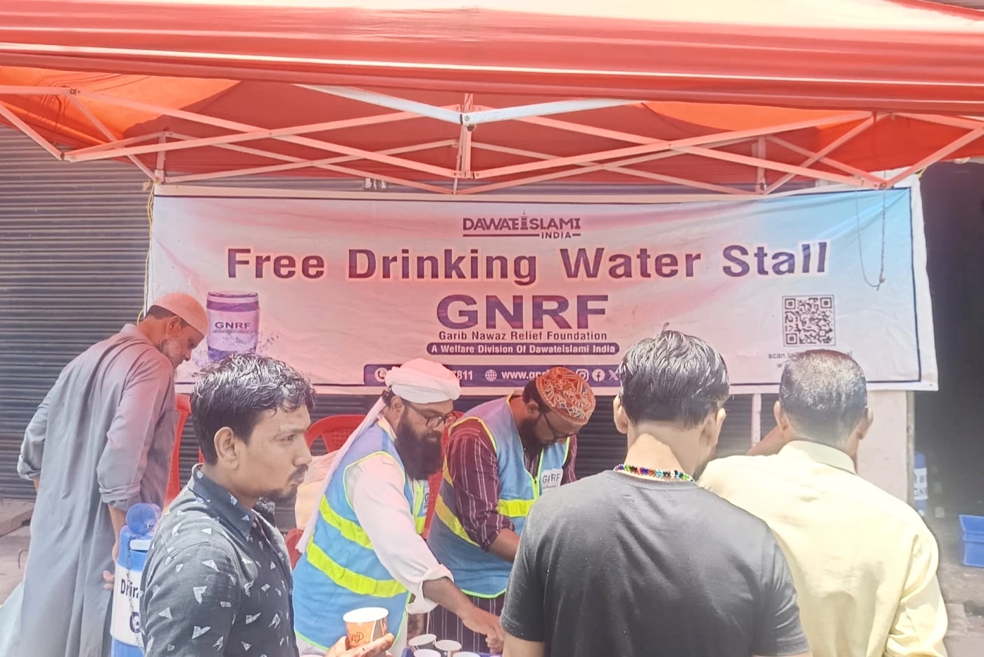 दावते इस्लामी के डिपार्टमेंट (GNRF) गरीब नवाज़ रिलीफ फाउंडेशन ने बुझाई राहगीरों की प्यास…