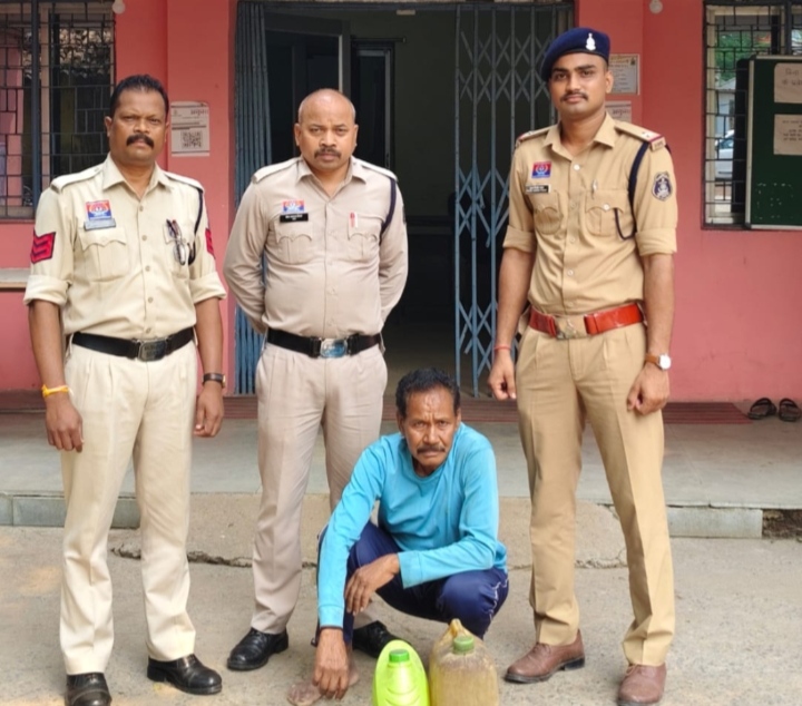 ऑपरेशन आघात के तहत तमनार पुलिस की शराब रेड, 15 लीटर महुआ शराब जब्त…