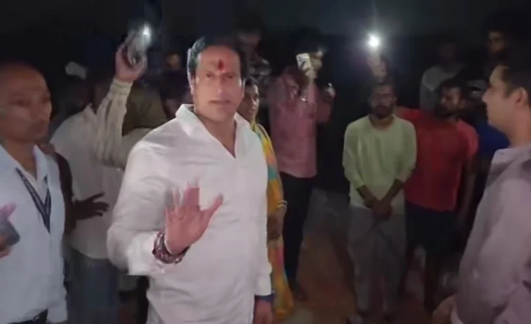 आधी रात ग्रामीणों को देखने नकटी गांव पहुंचे विकास उपाध्याय लोगो को देख हुए भावुक…