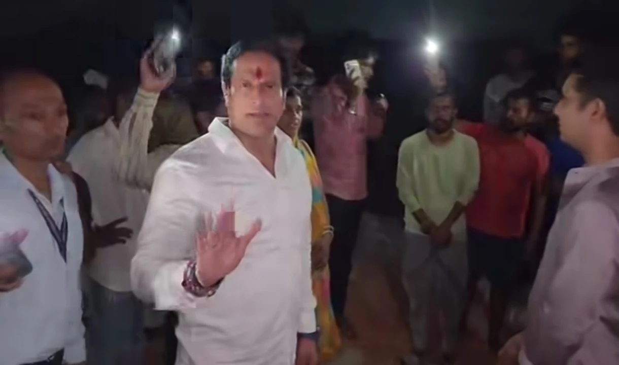 आधी रात ग्रामीणों को देखने नकटी गांव पहुंचे विकास उपाध्याय लोगो को देख हुए भावुक…