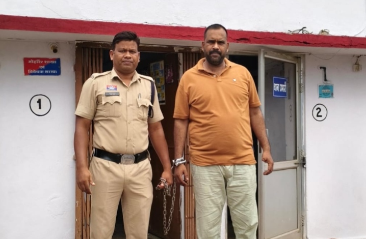 सोशल मीडिया के माध्यम से अधिक लाभ का झांसा देकर दोना-पत्तल मशीन एवं कच्चा माल उपलब्ध कराने के नाम पर लाखों रुपये की धोखाधड़ी करने वाला आरोपी गिरफ्तार…