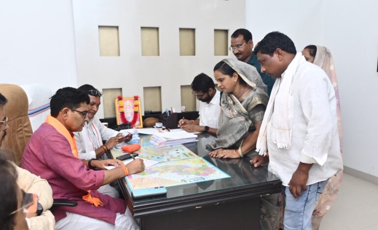 सहयोग केंद्र जनदर्शन में मंत्री टंक राम वर्मा ने सुनीं कार्यकताओं एवं आमजनों की समस्याएं, त्वरित निराकरण के दिए निर्देश…