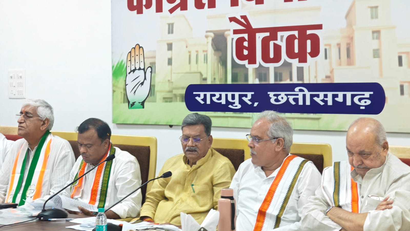 छ.ग. विधानसभा सत्र को लेकर कांग्रेस की दो अलग-अलग बैठक संपन्न…