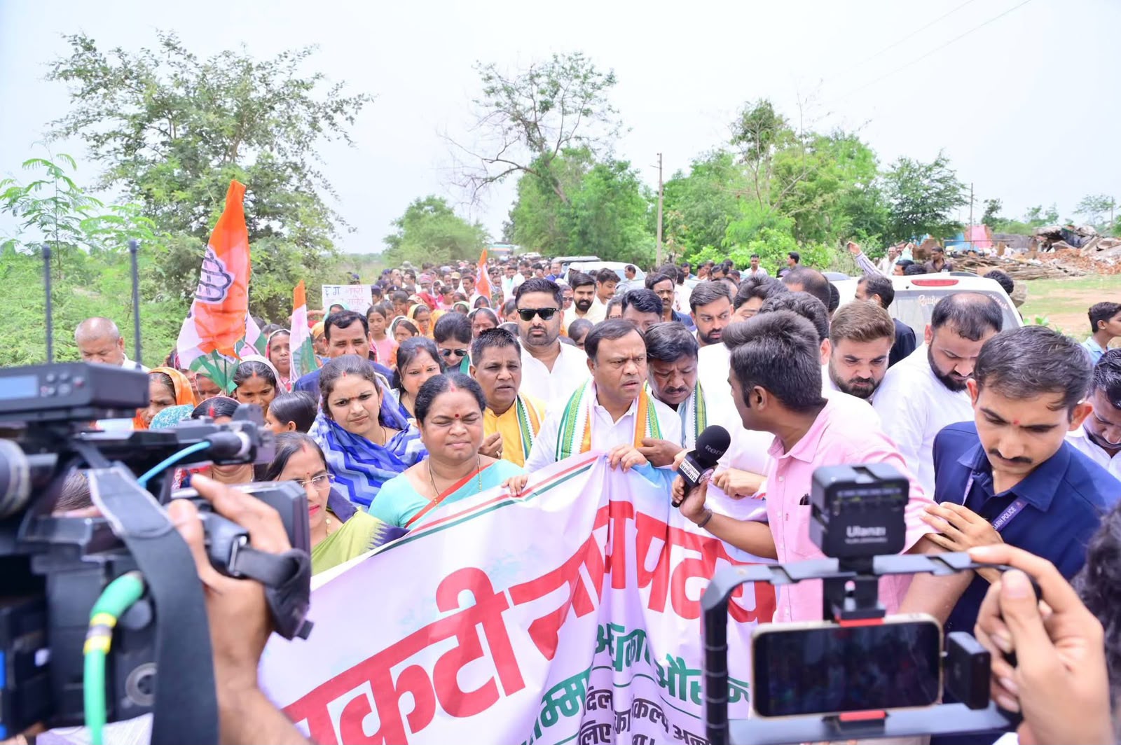 नकटी प्रभावितो के साथ पदयात्रा कर प्रदेश कांग्रेस अध्यक्ष दीपक बैज ने प्रभावितो की मांग का समर्थन किया…