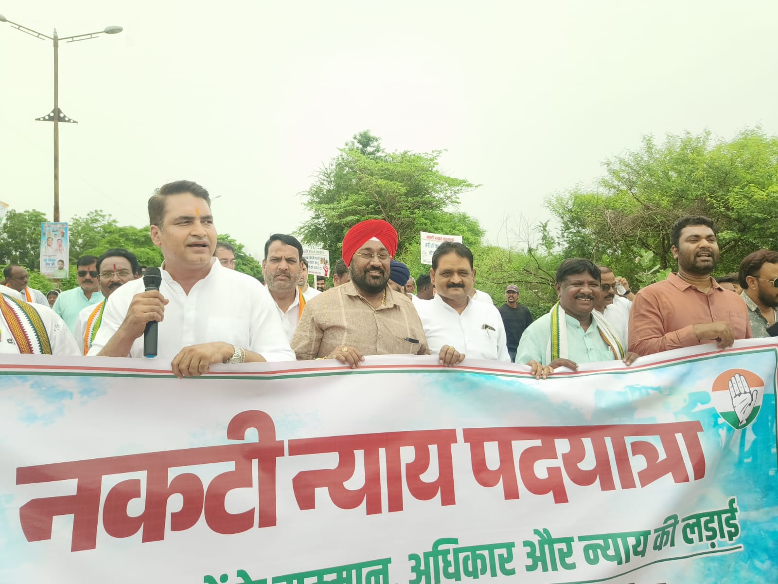 नकटी के 85 प्रभावित परिवारों को न्याय दिलाने 13 किलोमीटर की न्याय पदयात्रा राजभवन पहुंची, राज्यपाल से मुलाकात नहीं होने पर पीड़ितों में आक्रोश…