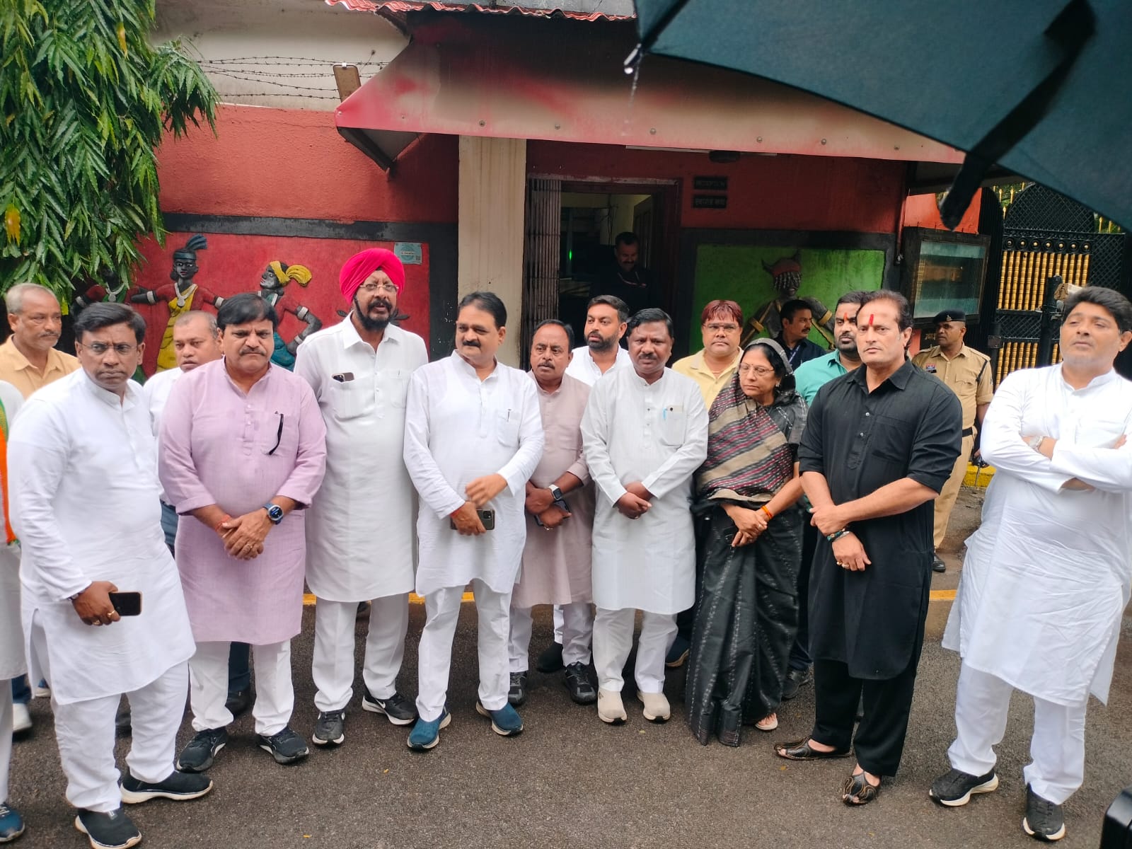 नकटी मामले में कांग्रेस का प्रतिनिधिमंडल प्रभावितो के साथ राज्यपाल से मिला…
