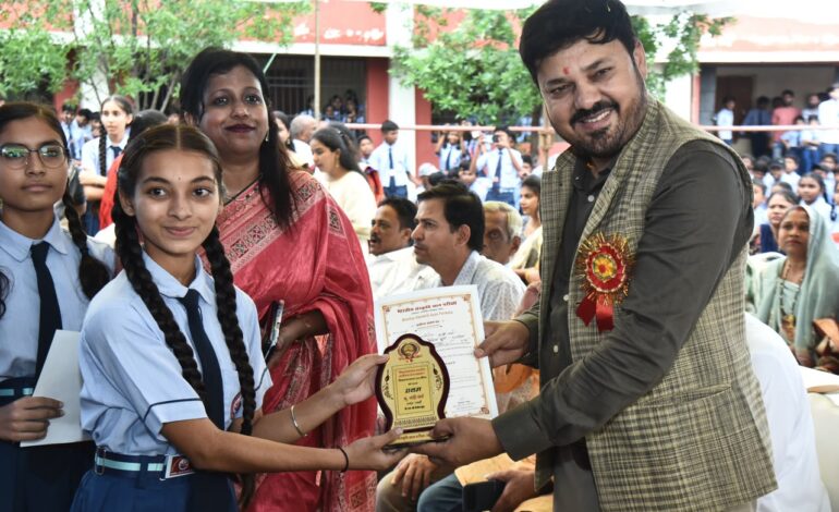 पीएम श्री आत्मानंद स्कूल कुंरा में धूमधाम से मनाया गया ‘शाला प्रवेश उत्सव’, विधायक अनुज शर्मा ने बढ़ाया बच्चों का हौसला…