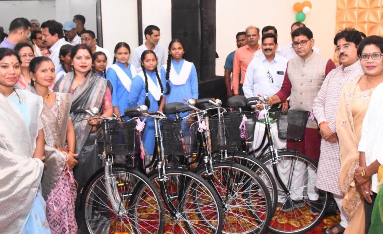 शिक्षा से ही होता है सशक्त राष्ट्र का निर्माण, बड़े लक्ष्य तय कर पूरी निष्ठा से करें पढ़ाई – मंत्री श्री टंक राम वर्मा