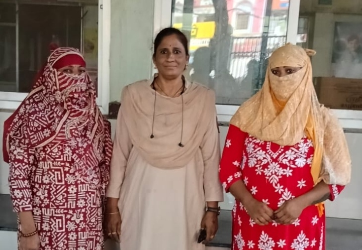 अश्लील फोटो/वीडियो वायरल करने की धमकी देकर ब्लैकमेल कर रकम वसूलने वाली 02 महिला आरोपी गिरफ्तार…