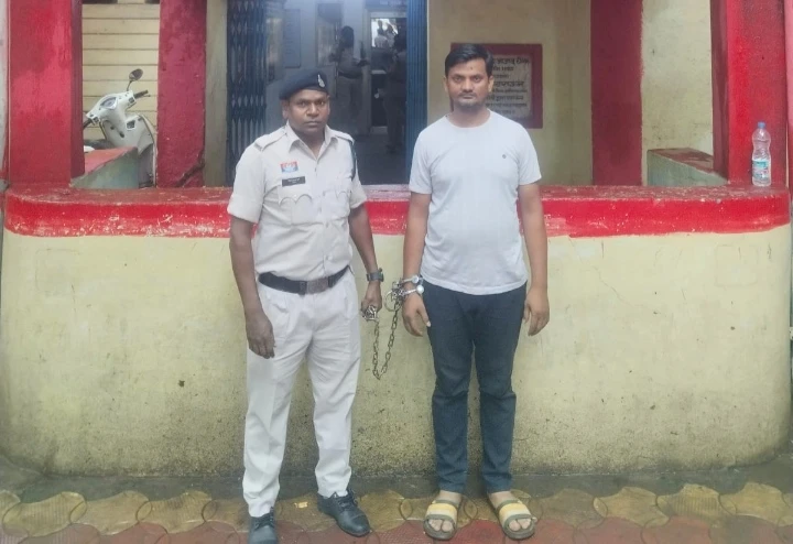 फर्जी लेटरहेड एवं हस्ताक्षर का दुरुपयोग कर दस्तावेज तैयार करने वाला च्वॉइस सेंटर संचालक गिरफ्तार…