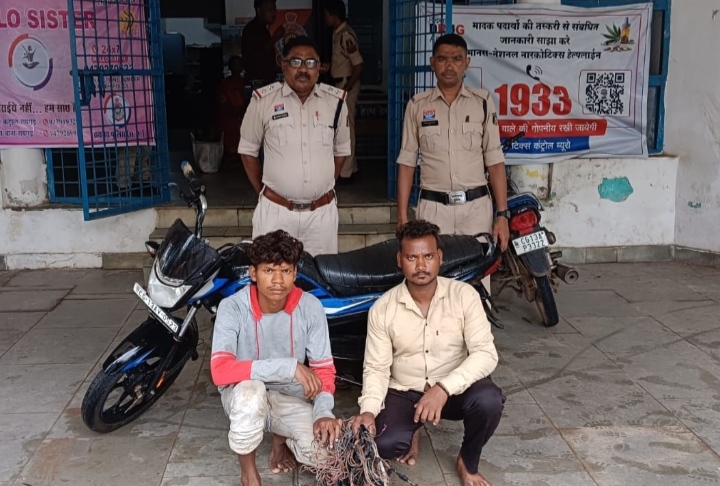 खेतों से केबल वायर चोरी करने वाले दो चोरों को पुलिस ने दबोचा…
