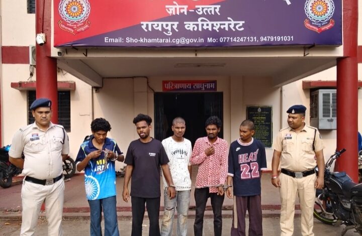 चाकू की नोक पर लूट की दो घटनाओं को अंजाम देने वाले नाबालिग सहित कुल 06 आरोपी गिरफ्तार…