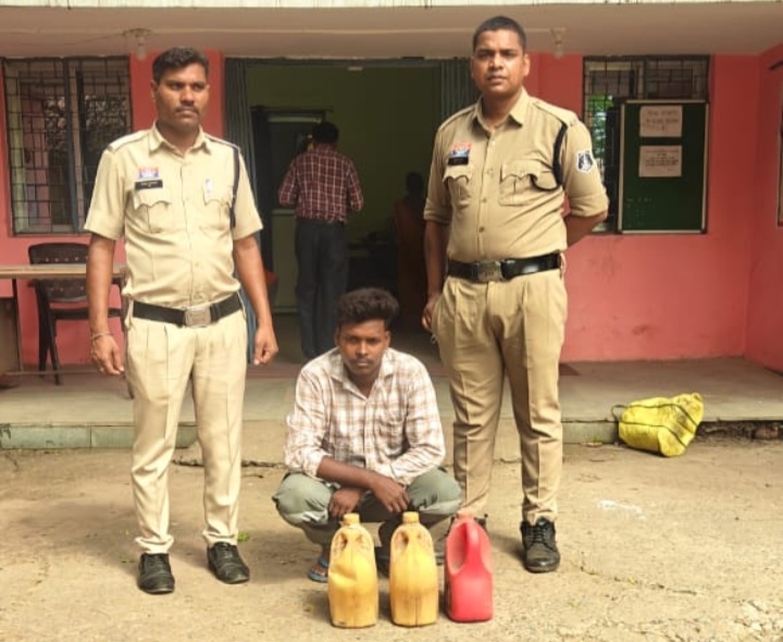 24 घंटे में 5 बड़ी आबकारी कार्रवाई, 94 लीटर अवैध महुआ शराब जब्त…
