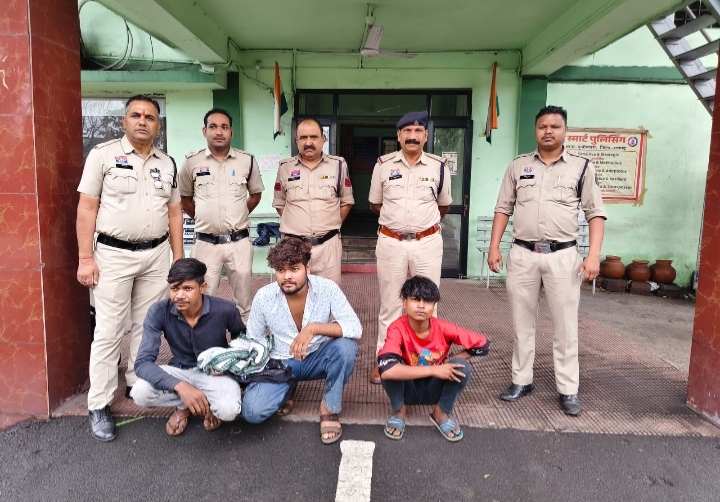 मोबाइल लूटकर चाकू से हमला करने वाले 3 लुटेरे गिरफ्तार…
