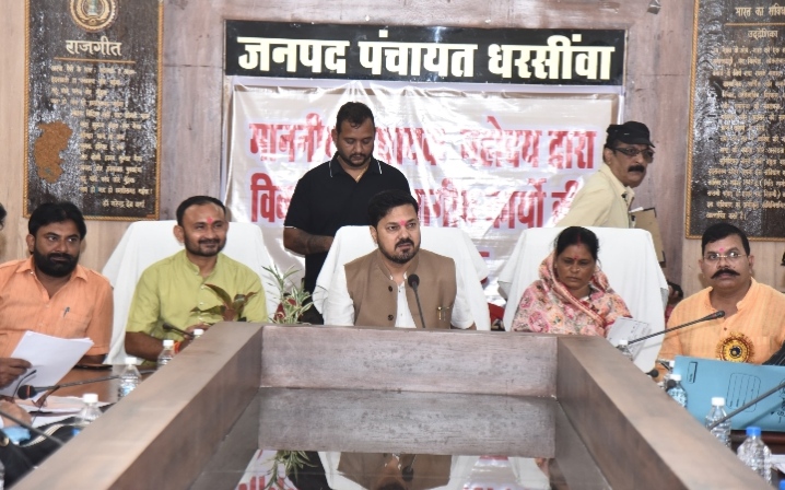 विधायक अनुज शर्मा ने विभागीय समीक्षा बैठक ली: जनदर्शन में सुनी जन-समस्याएं, पात्र हितग्राहियों को बांटे मकानों के पट्टे…
