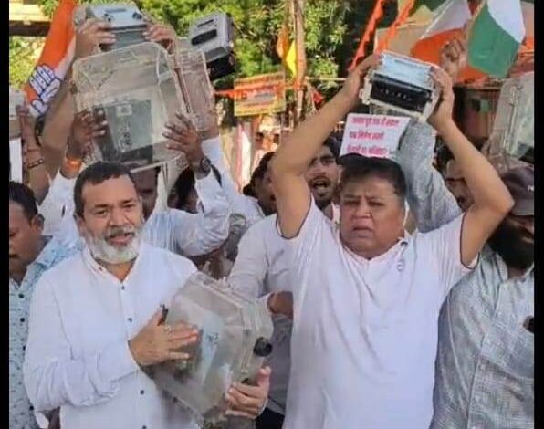 स्मार्ट मीटर और बढ़े बिजली बिल के विरोध में कांग्रेस का उग्र प्रदर्शन