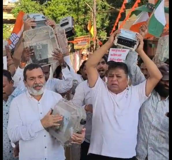 स्मार्ट मीटर और बढ़े बिजली बिल के विरोध में कांग्रेस का उग्र प्रदर्शन