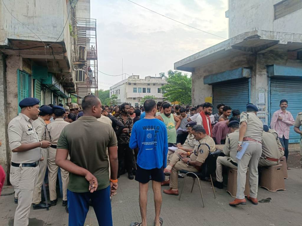 रायपुर ग्रामीण पुलिस का बड़ा सत्यापन अभियान, 600 से अधिक किरायेदारों की जांच…