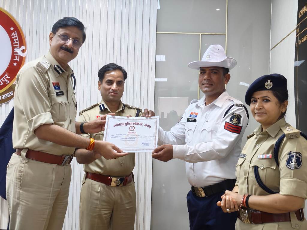 रायपुर कमिश्नर ने उत्कृष्ट कार्य करने वाले यातायात पुलिसकर्मियों को सम्मानित किया….