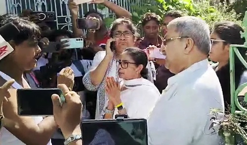 ममता बनर्जी के काफिले पर हमले से गरमाया बंगाल का माहौल, BJP ने TMC के आरोपों पर किया पलटवार…