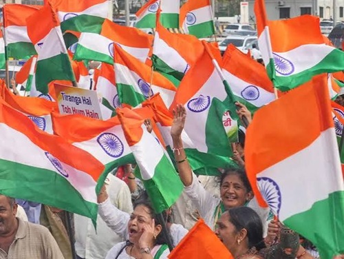 देशभक्ति की भावना पैदा करना तो अच्छी बात है…