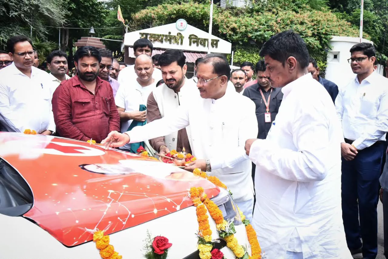 सावन के पहले सोमवार पर धरसींवा को बड़ी सौगात: मुख्यमंत्री विष्णु देव साय और विधायक अनुज शर्मा ने नई एंबुलेंस को हरी झंडी दिखाकर किया रवाना…