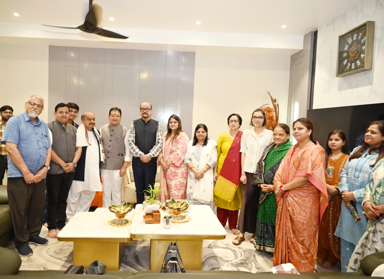 राज्यपाल रमेन डेका का बसना प्रवास, विधायक डॉ. सम्पत अग्रवाल के निवास ‘नीलांचल भवन’ में पुष्प वर्षा से हुआ भव्य स्वागत…
