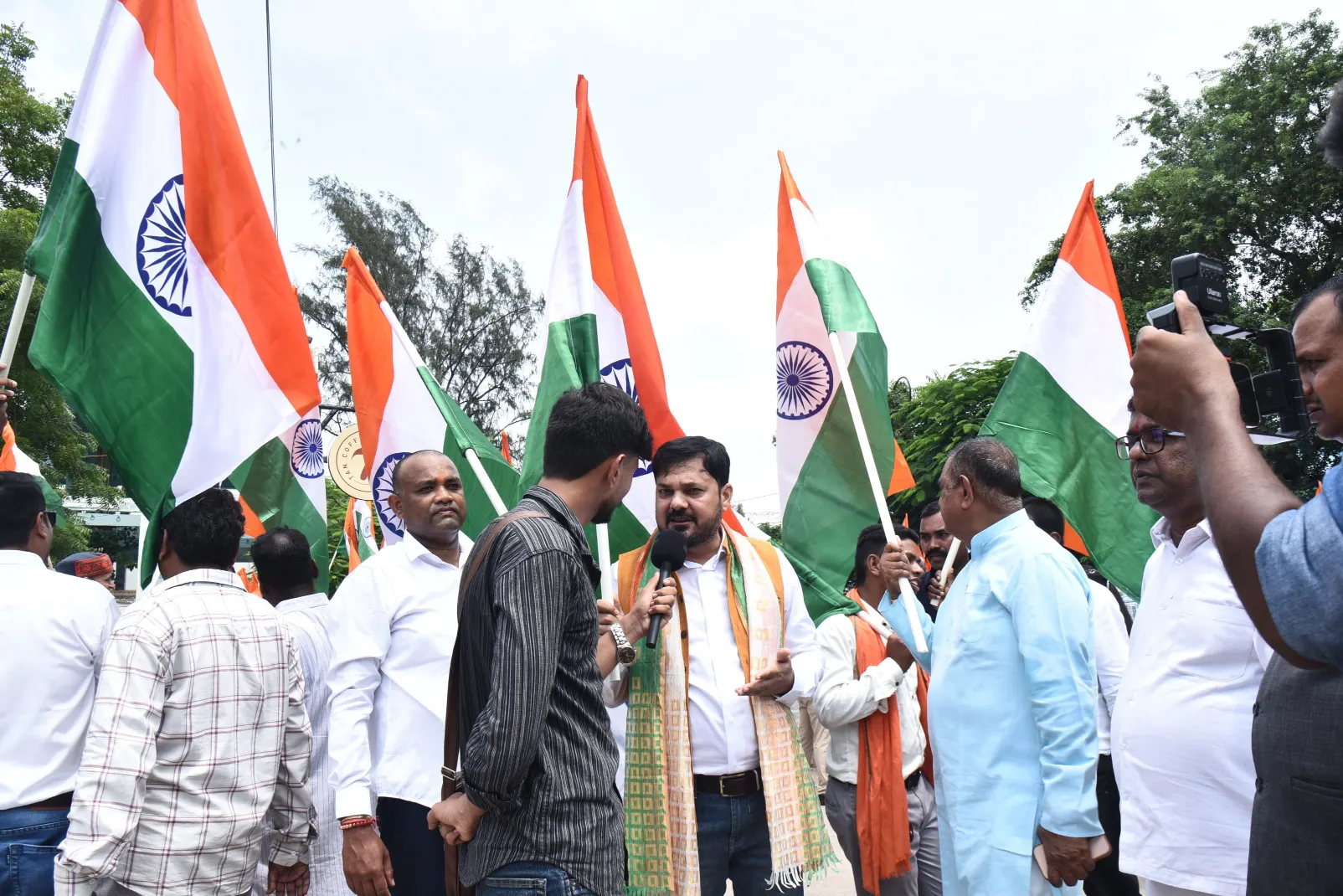 रायपुर की सड़कों पर उमड़ा राष्ट्रभक्ति का महासैलाब: CM विष्णु देव साय और उपमुख्यमंत्रियों संग तिरंगा यात्रा में गूंजा विधायक अनुज शर्मा का राष्ट्रघोष