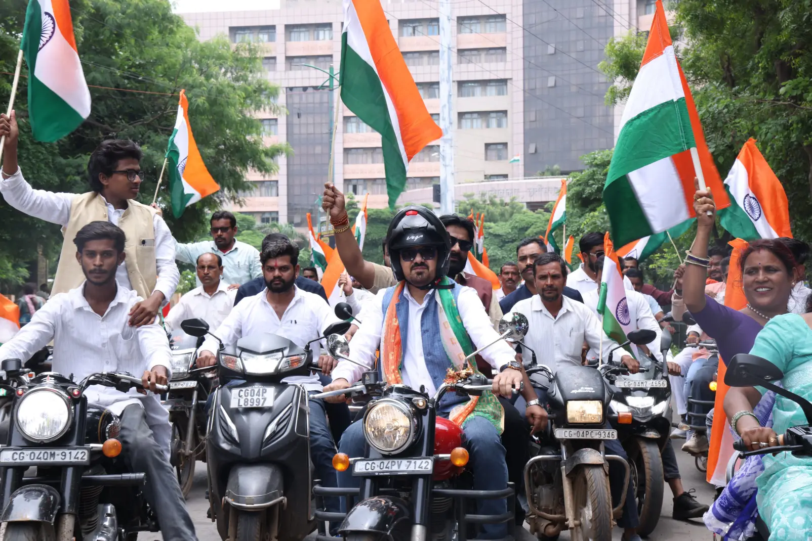 विधानसभा चौक से खरोरा तक ‘तिरंगामय’ हुआ धरसींवा: विधायक अनुज शर्मा की अगुवाई में 20 गांवों से गुजरी भव्य शौर्य यात्रा