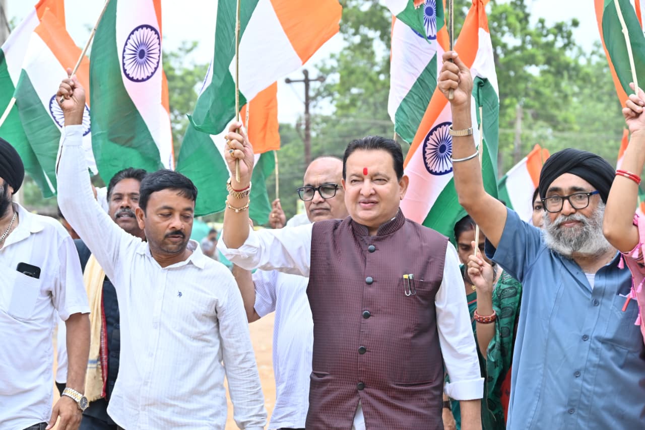 बसना विधायक डॉ. संपत अग्रवाल की अगुवाई में सांकरा में निकली भव्य तिरंगा यात्रा, देशभक्ति के रंगों में रंगा क्षेत्र