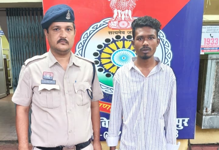 चाकू से डरा धमकाकर जोमैटो डिलीवरी बॉय से मोबाइल फोन लूटने वाले 01 आरोपी एवं विधि के साथ संघर्षरत 01 बालक सहित 02 गिरफ्तार…