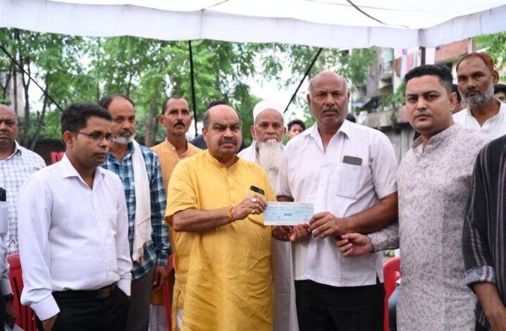 आदिल के निधन पर विधायक पुरन्दर मिश्रा ने परिजनों को दी 4 लाख रुपये की आर्थिक सहायता…