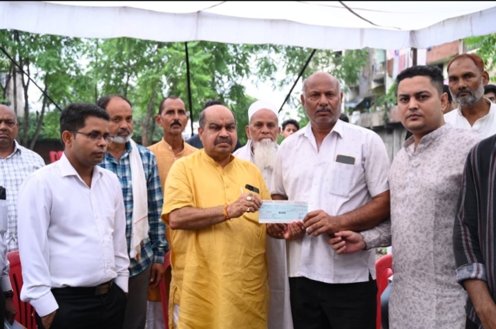 आदिल के निधन पर विधायक पुरन्दर मिश्रा ने परिजनों को दी 4 लाख रुपये की आर्थिक सहायता…
