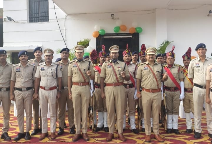 स्वतंत्रता दिवस के अवसर पर पश्चिम क्षेत्र पुलिस कार्यालय में गरिमापूर्ण ध्वजारोहण…