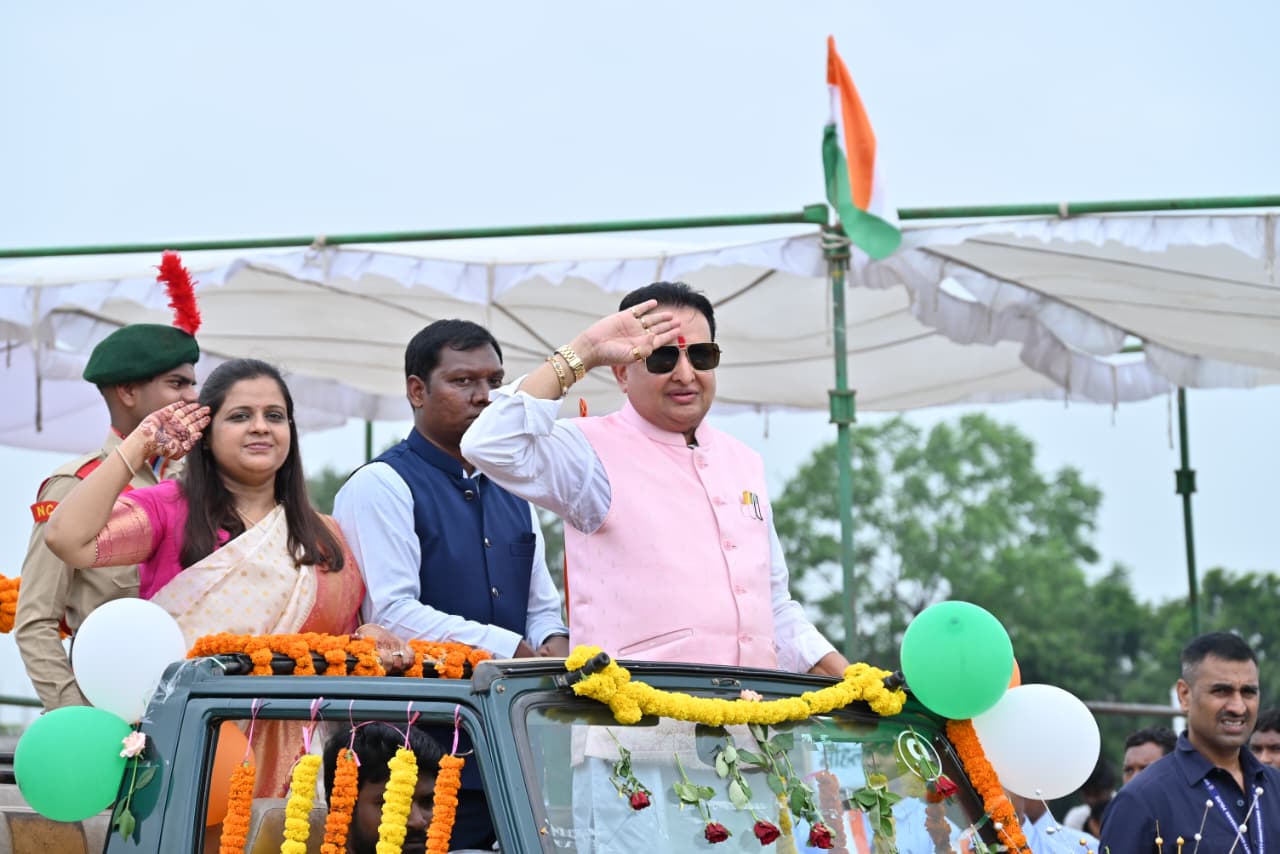 बसना में 80वें स्वतंत्रता दिवस पर विधायक डॉ. संपत अग्रवाल ने फहराया तिरंगा,मुख्यमंत्री का संदेश पढ़कर छात्रों को दिया सफलता का मंत्र