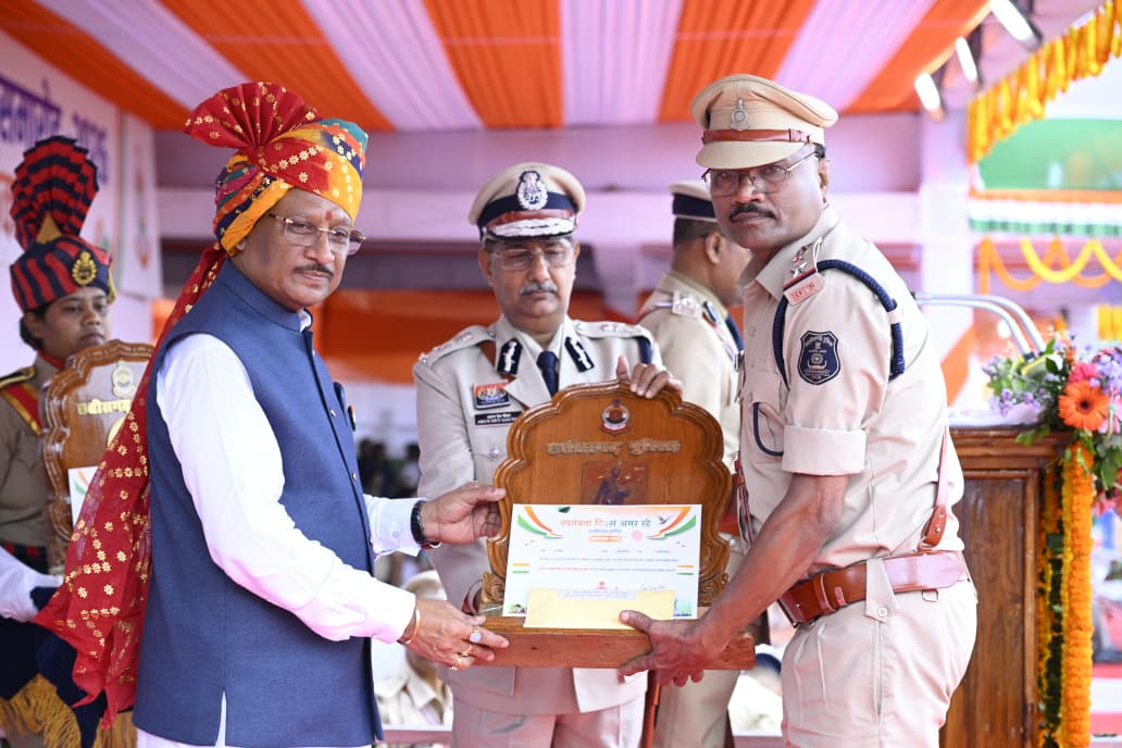 मुख्यमंत्री विष्णु देव साय के करकमलों से उत्कृष्ट सेवा के लिए सम्मानित हुए पुलिस एवं नगर सेना के अधिकारी-कर्मचारी