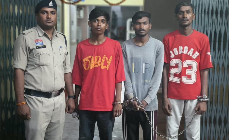 हत्या कर साक्ष्य छिपाने की नियत से शव को रेल्वे ट्रेक में छोडकर भागने वाले 03 आरोपी एवं 02 विधि से संघर्षरत बालक गिरफ्तार…