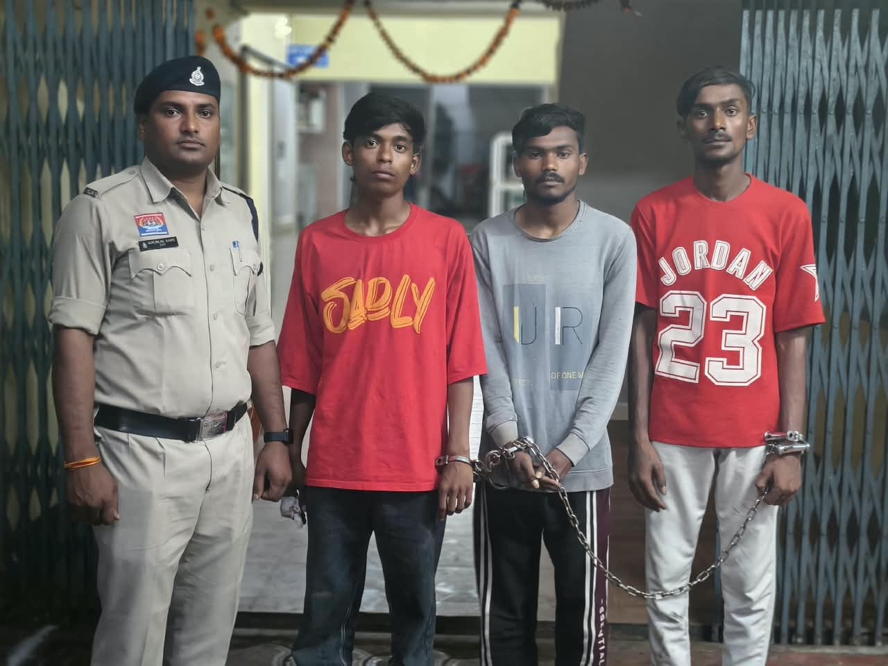 हत्या कर साक्ष्य छिपाने की नियत से शव को रेल्वे ट्रेक में छोडकर भागने वाले 03 आरोपी एवं 02 विधि से संघर्षरत बालक गिरफ्तार…